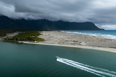 hikingnz crossing the river dune exploring hollyford 