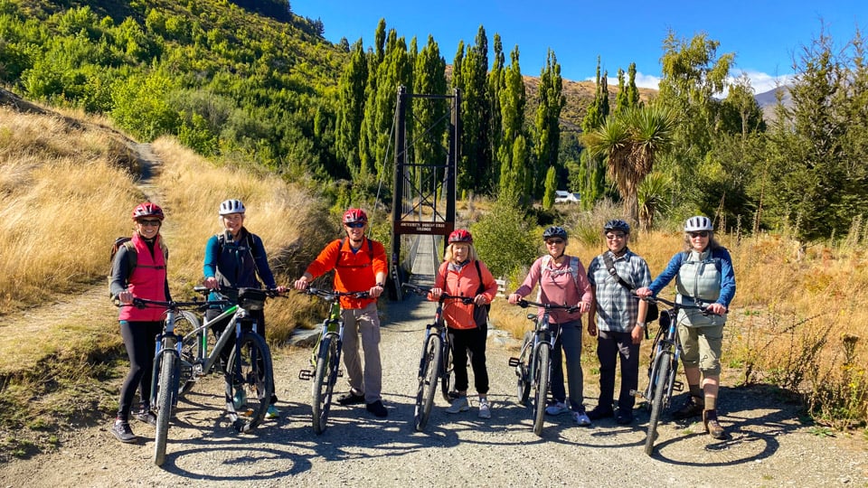 Follow the Kawarau River along a wide trail, riding past homesteads, meadows and mountains