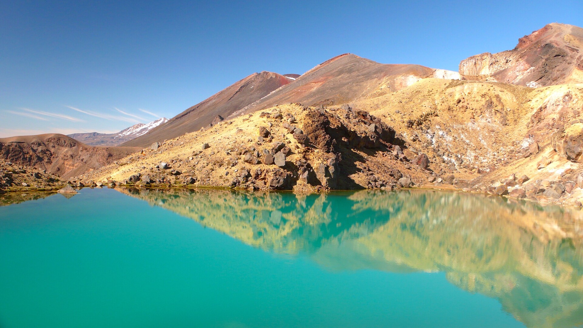 Tongariro's Emerald Lakes (Ngarotopounamu), mid walk, colors are from minerals and milkiness from suspended clay particles