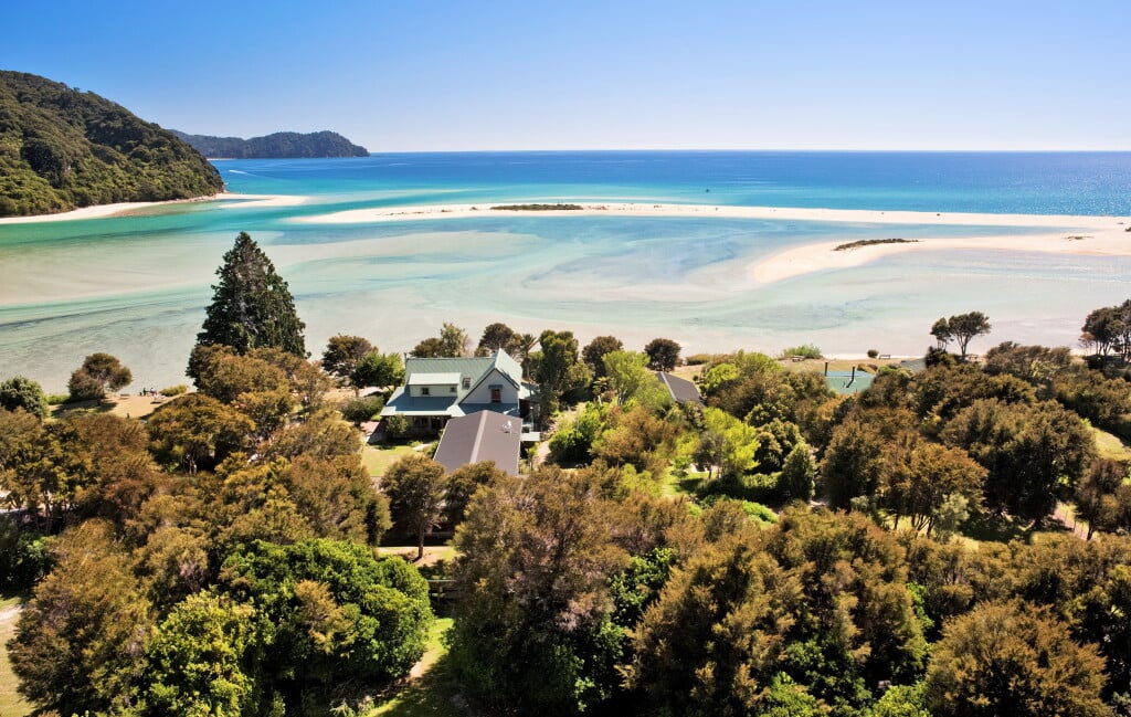 Meadowbank Lodge, access by foot or by boat only.