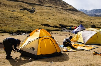 Huayhuash-Erecting-Tents.jpg