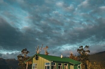 Pororari-hut.jpg